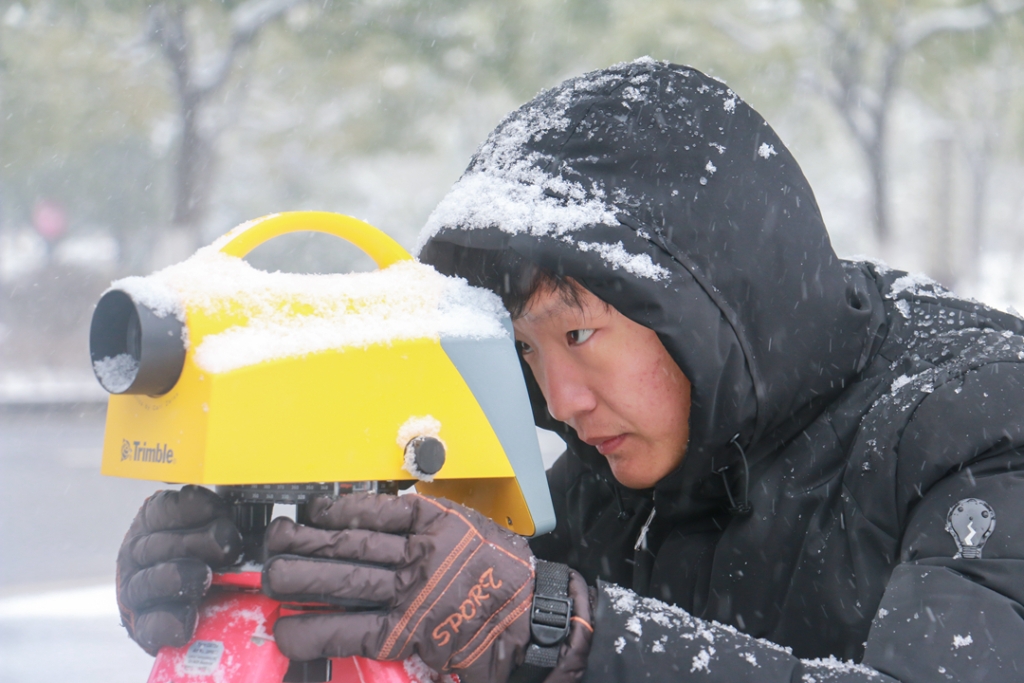 2018年1月27日，工程技術(shù)人員在雪中開展測量作業(yè)。