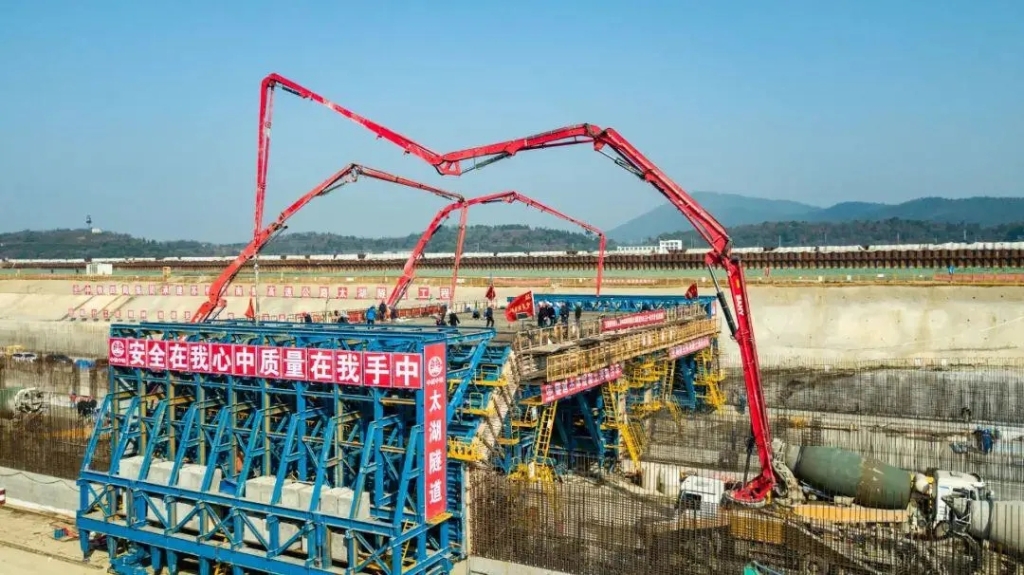 2019年1月18日，太湖隧道主體結(jié)構(gòu)頂板完成首次澆筑，隧道完整的主體結(jié)構(gòu)框架顯現(xiàn)出來。