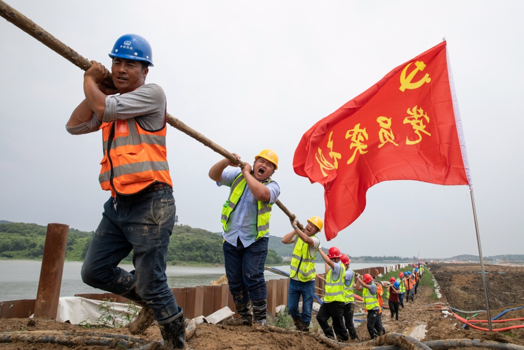 2019年6月21日，蘇錫常太湖隧道工地架設(shè)萬伏電纜，黨員突擊隊在施工現(xiàn)場。