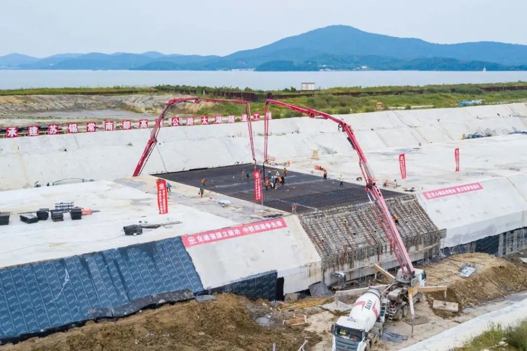 2021年9月5日，中鐵四局施工的太湖隧道南泉段主體工程全部完工。與此同時，南泉段施工轉(zhuǎn)入調(diào)平層、防撞側(cè)石等附屬工程施工階段，為下一步隧道早日通車打下堅實基礎(chǔ)。