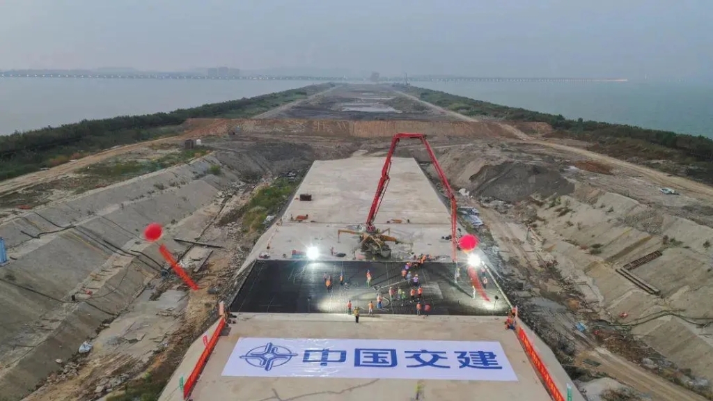 2021年10月9日，太湖隧道所有主體結(jié)構(gòu)施工全部完成，隧道實現(xiàn)全封閉。