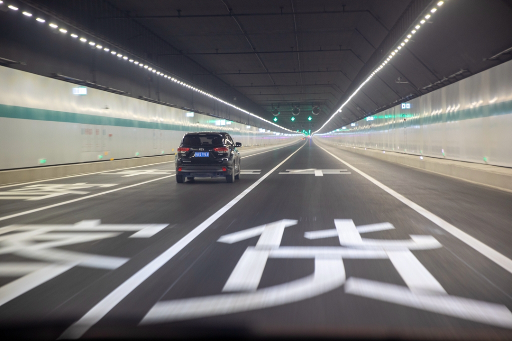 2021年12月30日，車輛在蘇錫常南部高速公路太湖隧道內(nèi)行駛。
