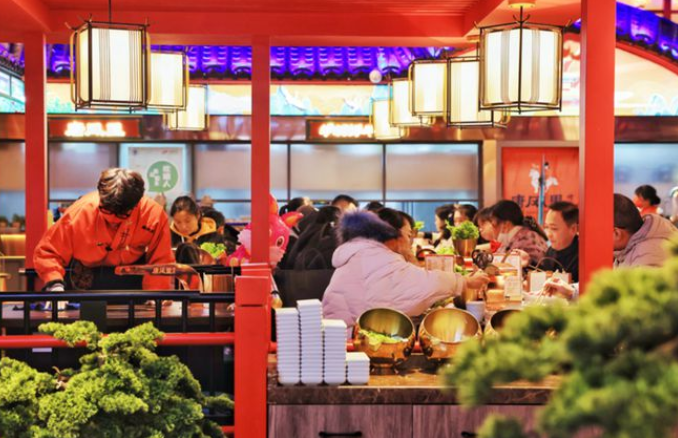 假期消費(fèi)市場(chǎng)強(qiáng)勢(shì)回暖 零售、餐飲市場(chǎng)快速增長(zhǎng)